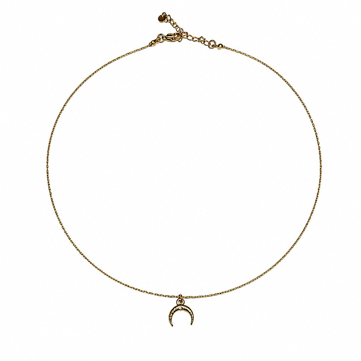 Collier fin doré avec pendentif croissant de lune présenté entièrement sur fond blanc.