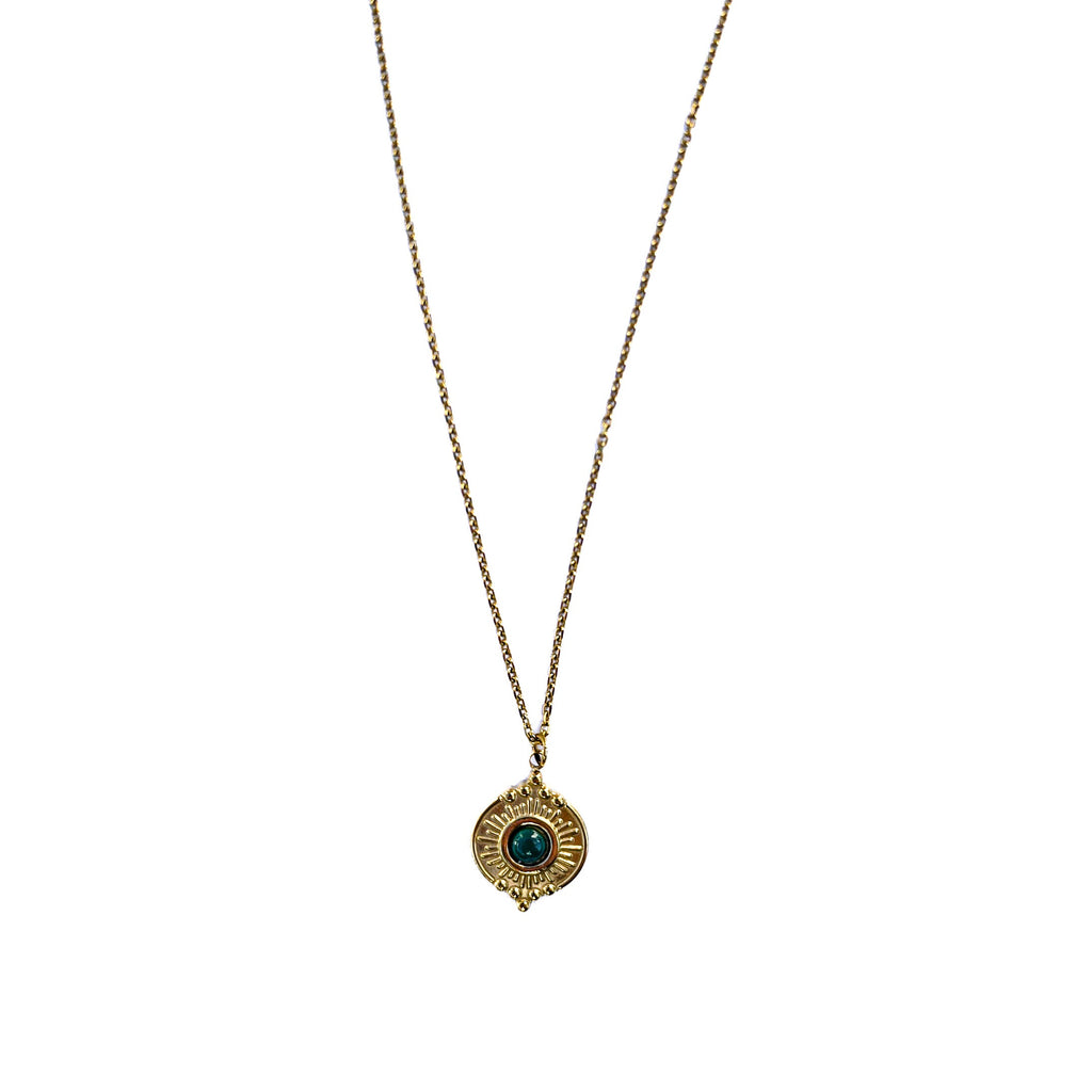 Collier fin doré en acier inoxydable avec pendentif texturé et malachite verte sur fond clair