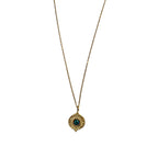 Collier fin doré en acier inoxydable avec pendentif texturé et malachite verte sur fond clair