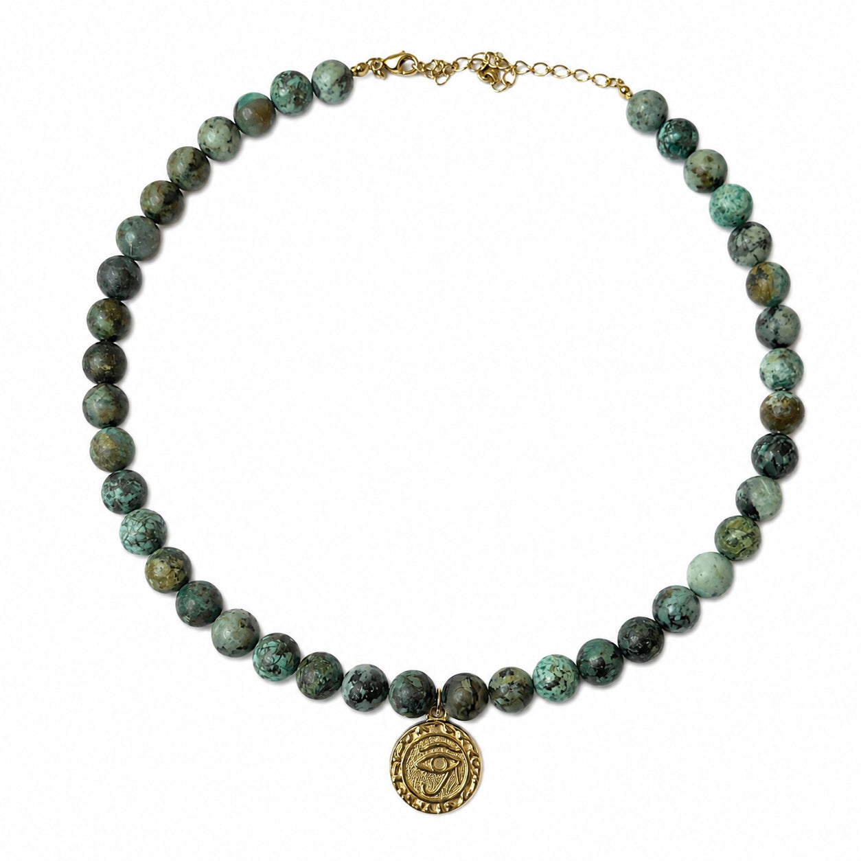 Collier en jaspe turquoise africain avec médaille œil dorée porté sur fond blanc