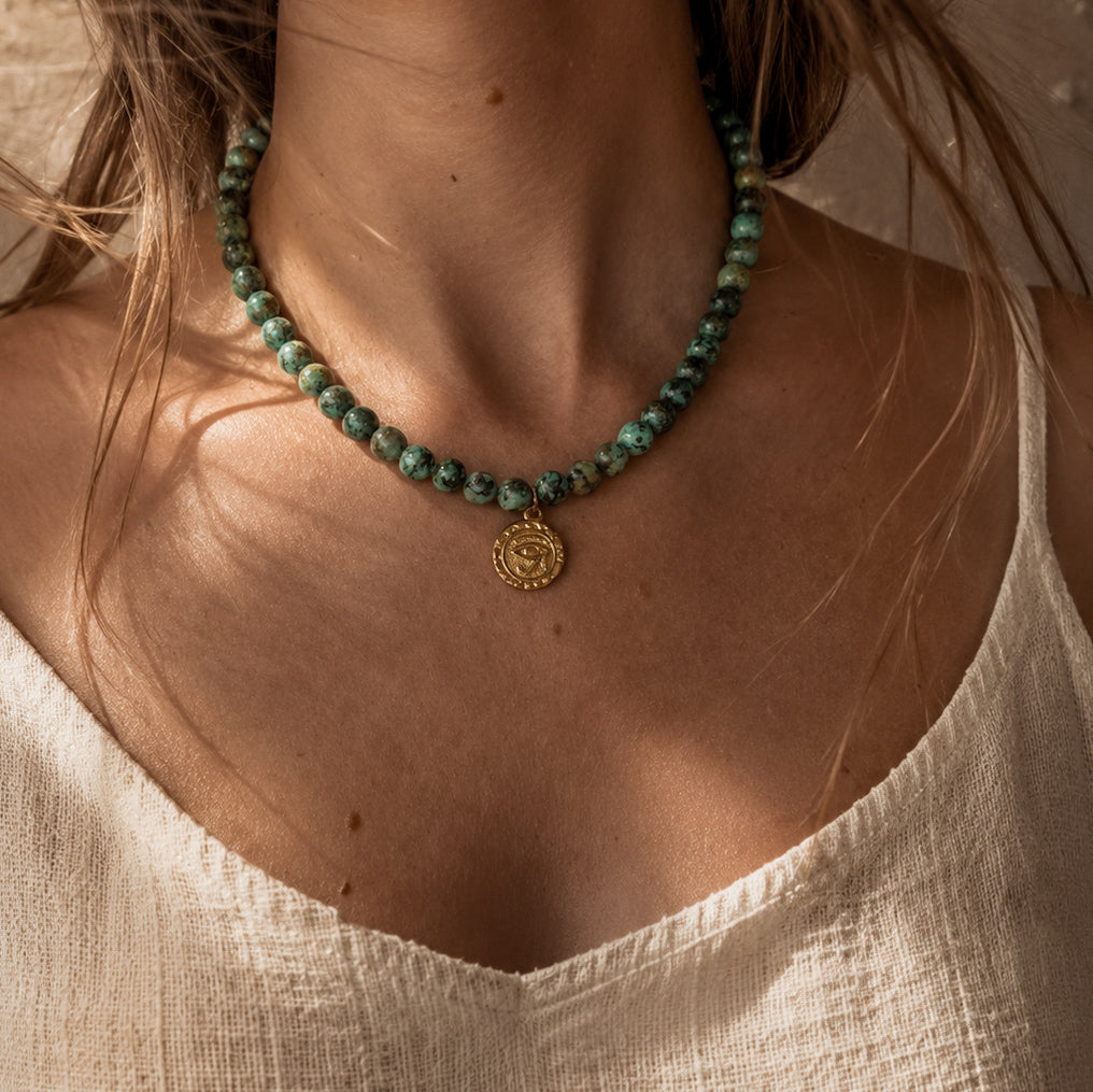 Collier en jaspe turquoise africain porté par une femme