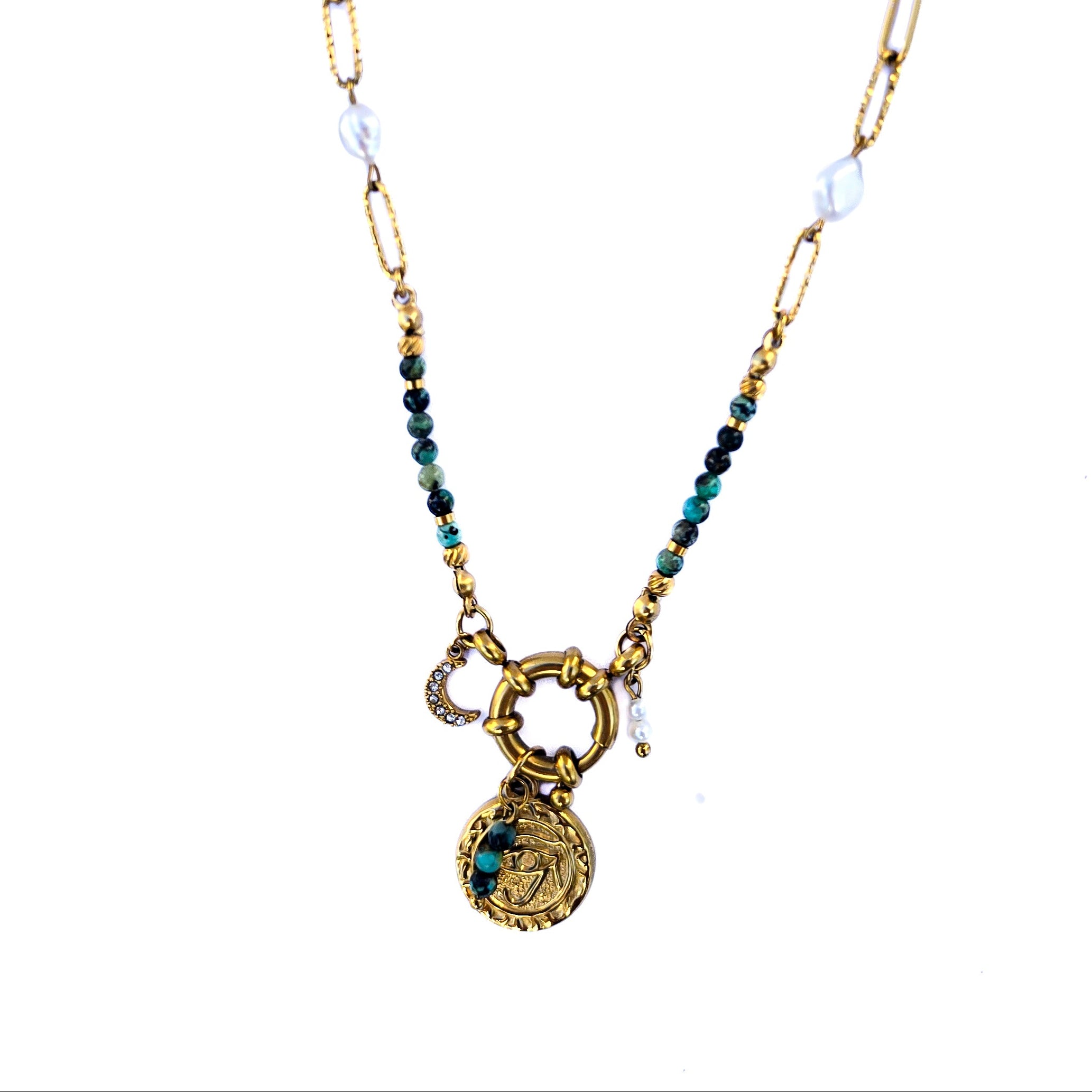 Collier doré avec jaspe vert, perles blanches et pendentif œil sur fond clair