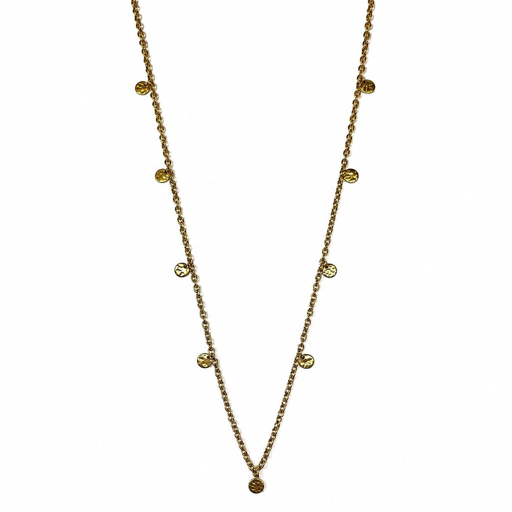 Collier long en acier inoxydable doré à pampilles martelées sur fond blanc