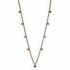 Collier long en acier inoxydable doré à pampilles martelées sur fond blanc