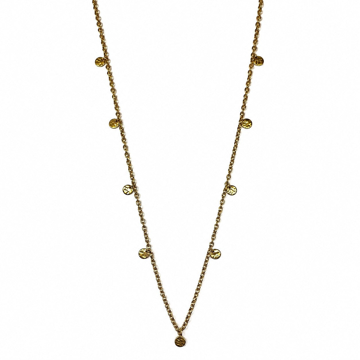 Collier long en acier inoxydable doré à pampilles martelées sur fond blanc