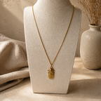 Collier long doré avec pendentif cigale sur buste beige, bijou inspiré de la Provence