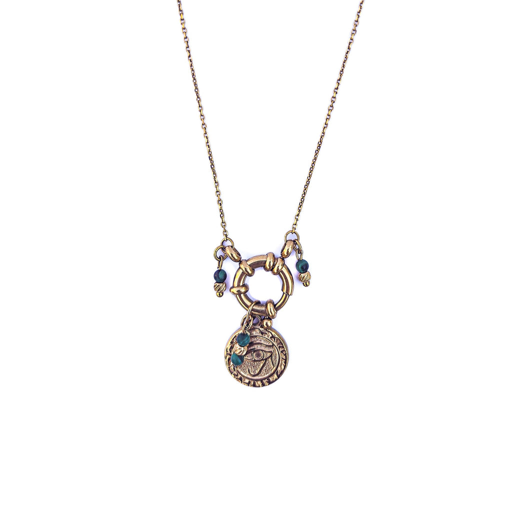 Collier long doré en acier inoxydable avec pendentif œil et malachites naturelles sur fond blanc
