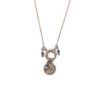 Collier long doré en acier inoxydable avec pendentif œil et malachites naturelles sur fond blanc