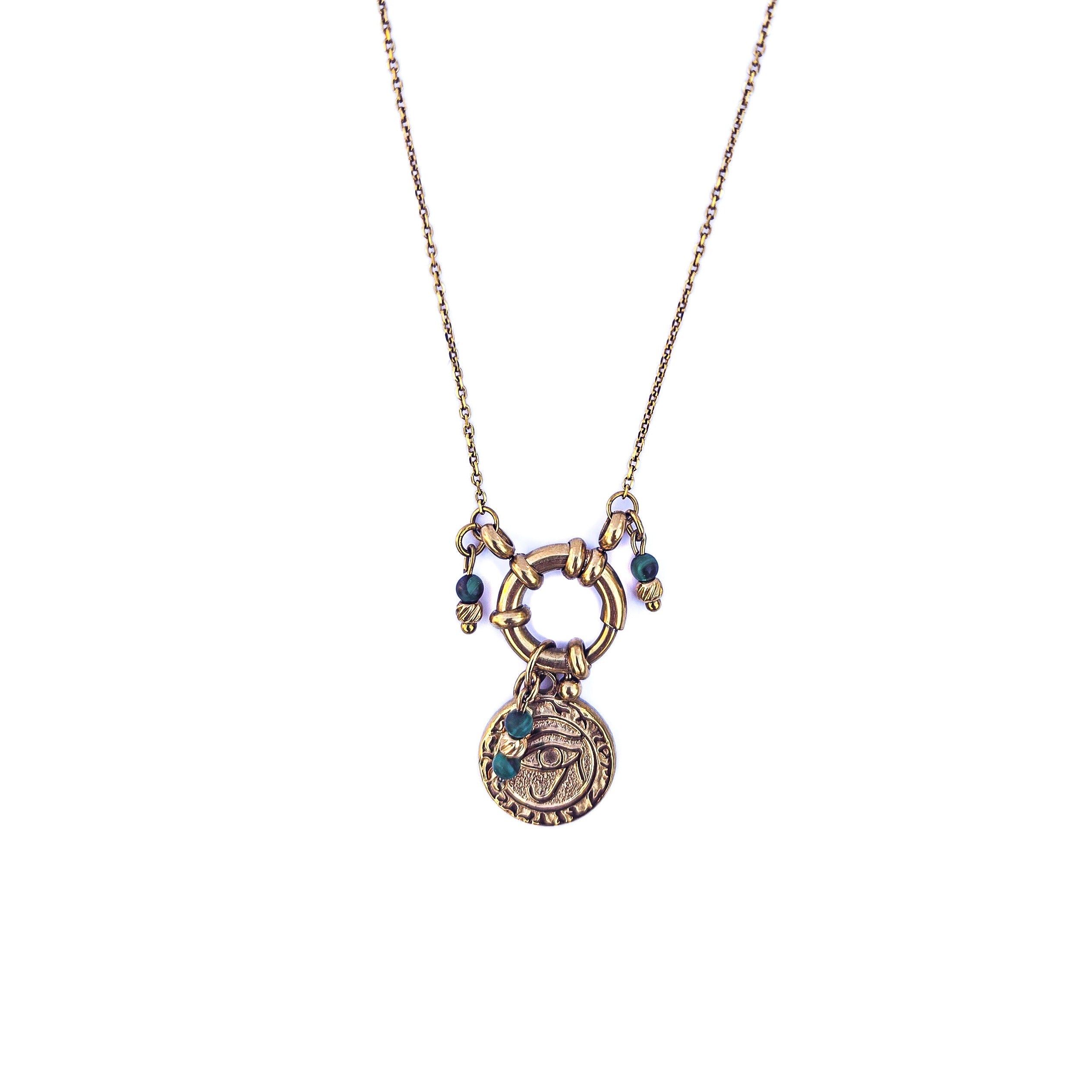 Collier long doré en acier inoxydable avec pendentif œil et malachites naturelles sur fond blanc