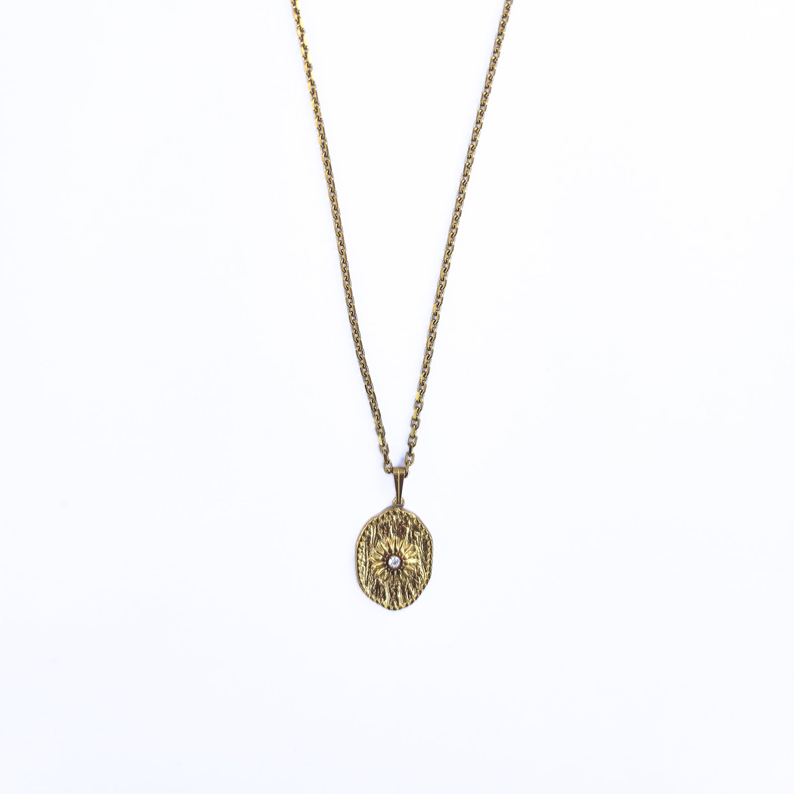 Collier Solyr en acier inoxydable doré avec pendentif ovale soleil