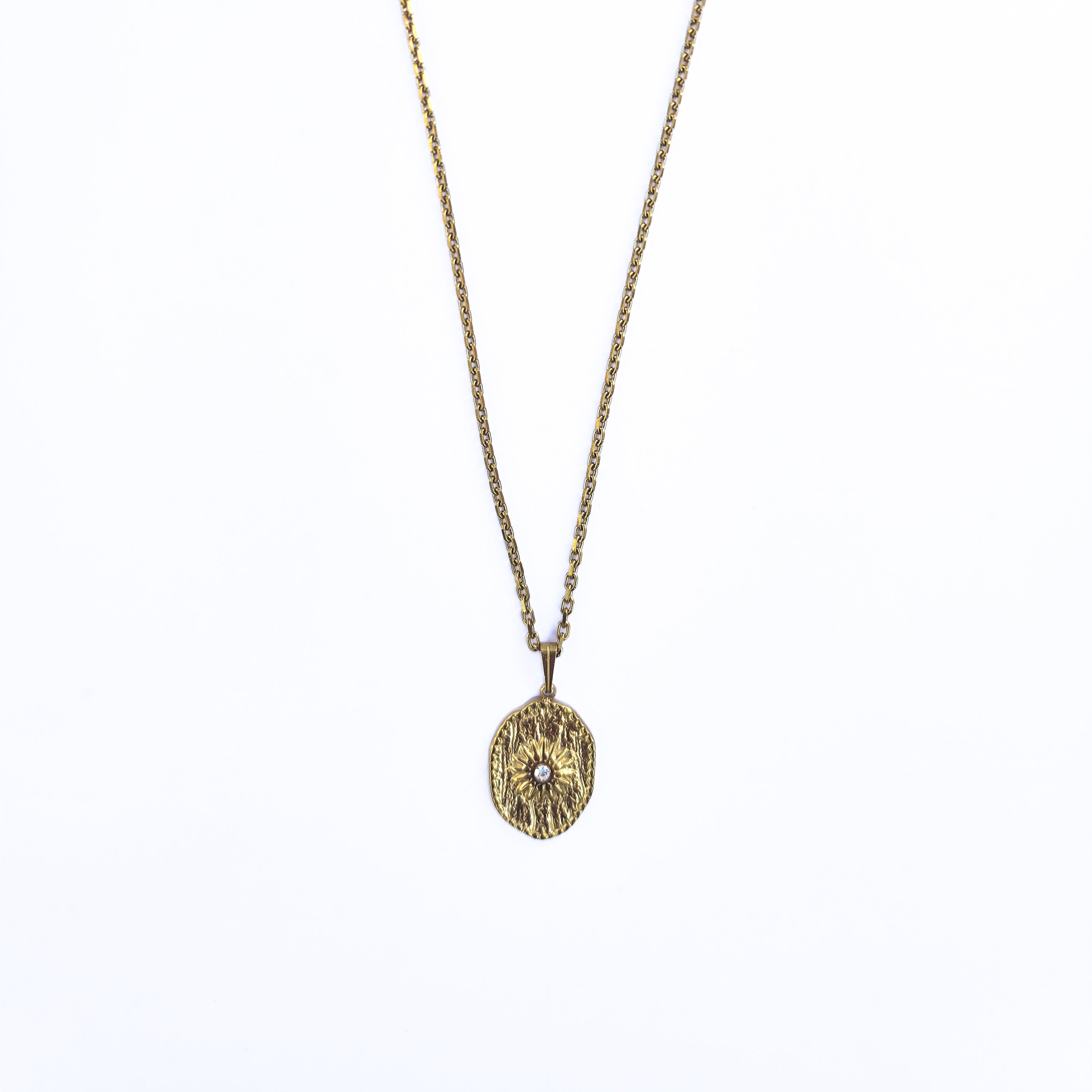 Collier long doré en acier inoxydable avec pendentif ovale soleil et oxyde de zirconium sur fond blanc
