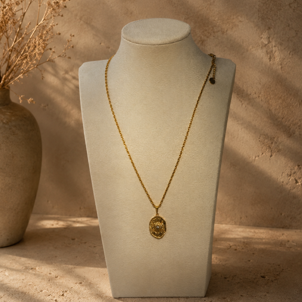 Collier long doré avec pendentif ovale soleil et oxyde de zirconium présenté sur buste