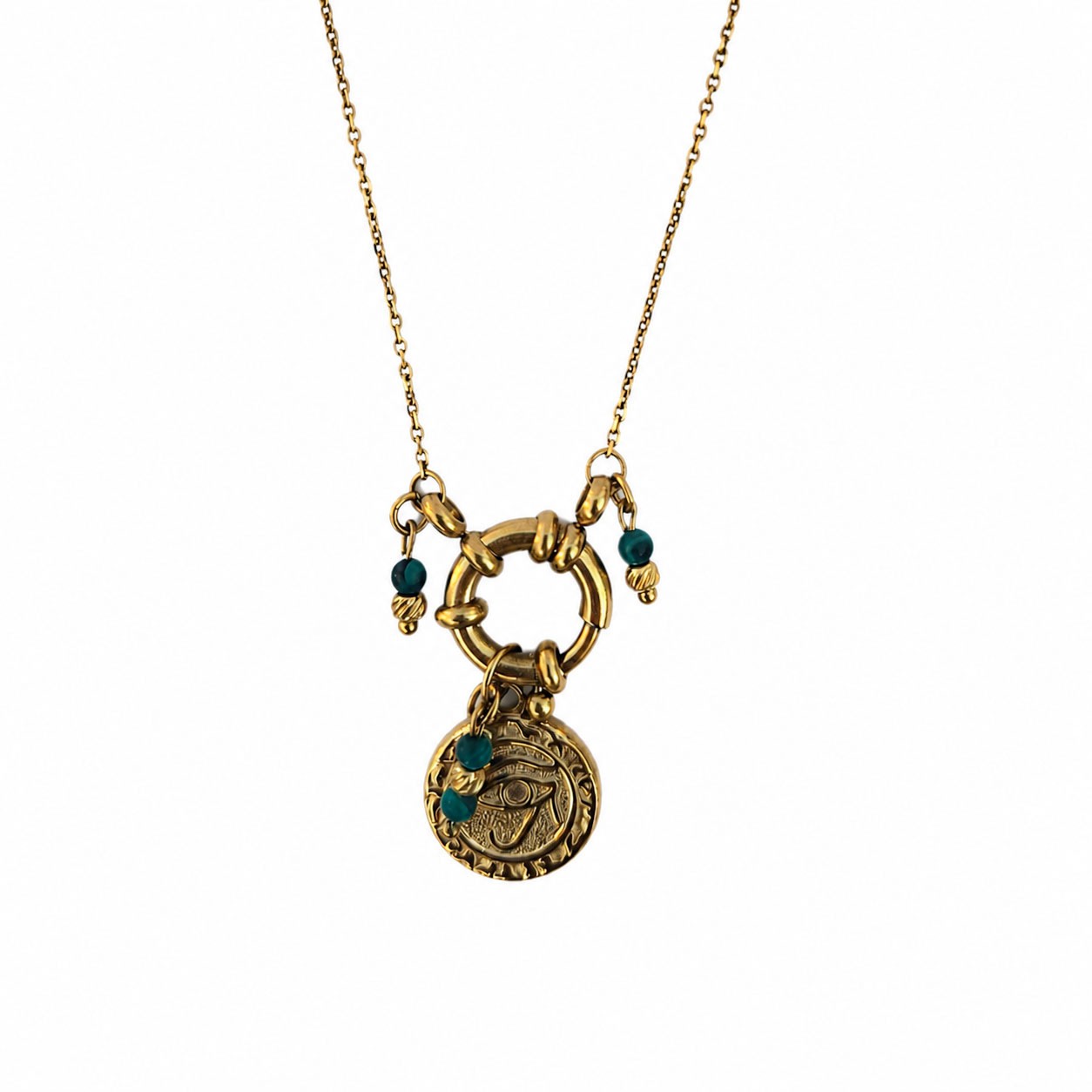 Collier doré avec pendentif oeil et perles de malachite sur fond blanc