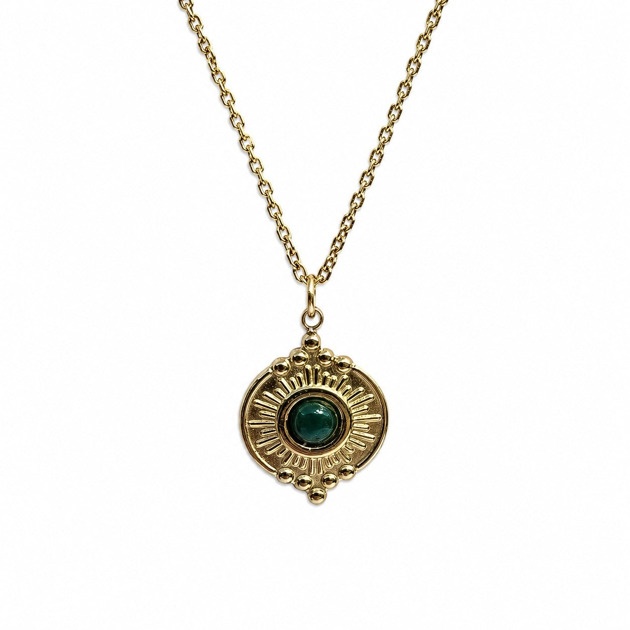 Collier doré avec pendentif soleil et pierre verte type malachite sur fond blanc