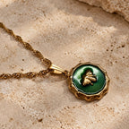Détail du pendentif abeille vert en résine époxy sur chaîne dorée