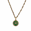 Collier doré avec pendentif abeille vert en résine époxy sur fond blanc