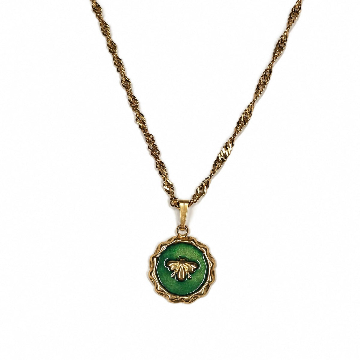 Collier doré avec pendentif abeille vert en résine époxy sur fond blanc