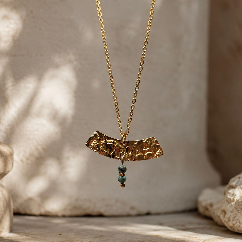 Gros plan sur les deux perles de jaspe turquoise africain du collier Moryn