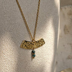 Détail du pendentif martelé du collier Moryn en acier inoxydable doré