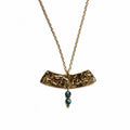 Collier Moryn long doré avec pendentif martelé et deux perles de jaspe turquoise africain sur fond blanc