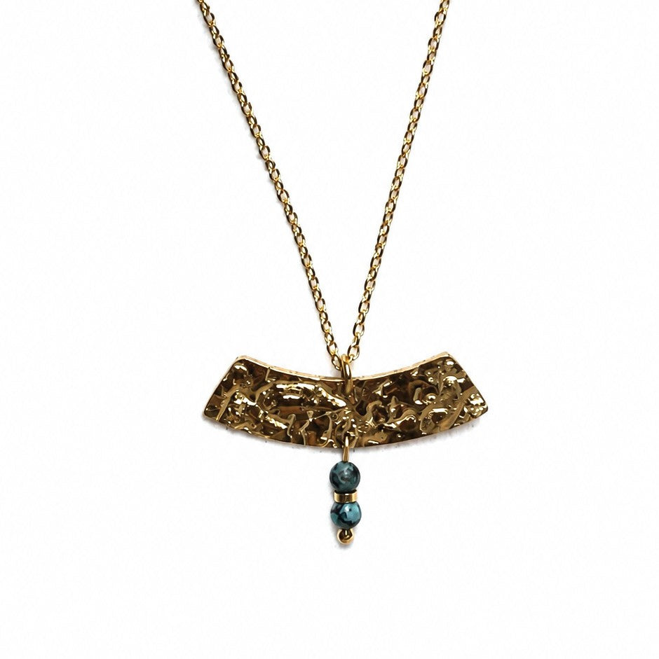 Collier Moryn long doré avec pendentif martelé et deux perles de jaspe turquoise africain sur fond blanc