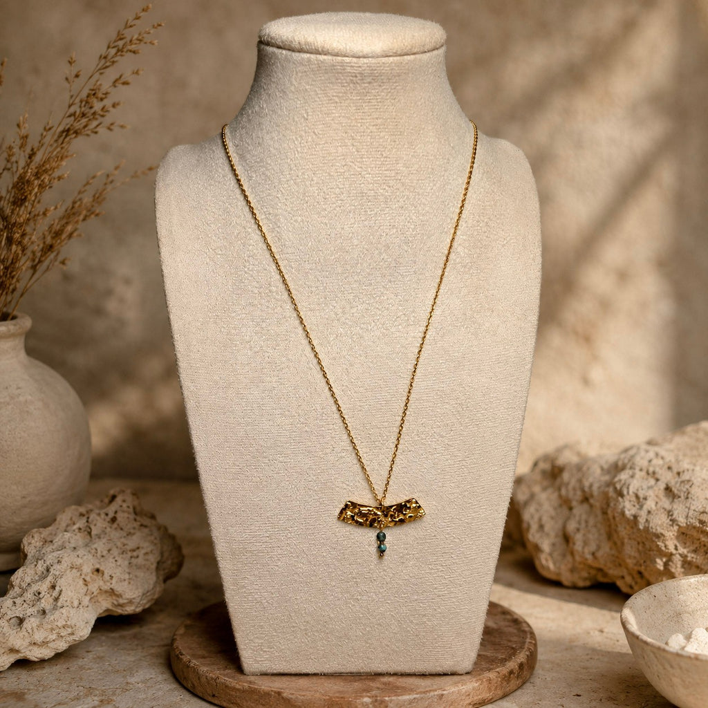 Collier Moryn long doré présenté sur buste, avec pendentif martelé et deux perles de jaspe turquoise africain