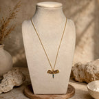 Collier Moryn long doré présenté sur buste, avec pendentif martelé et deux perles de jaspe turquoise africain