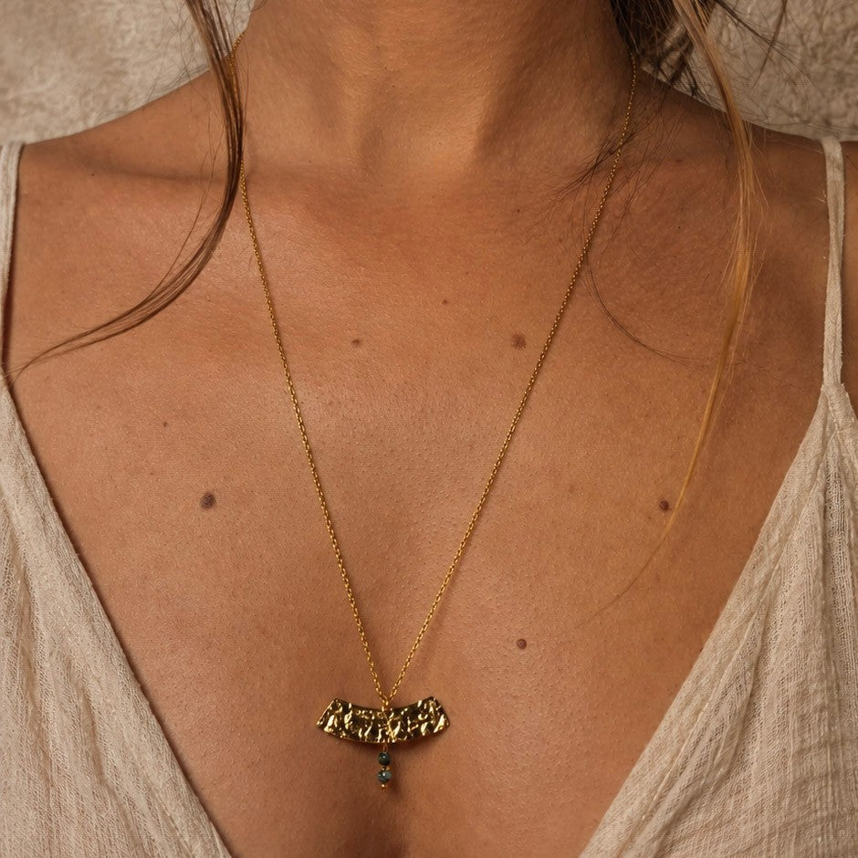 Collier Moryn long doré porté, avec pendentif martelé et deux perles de jaspe turquoise africain