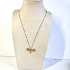 Collier en acier inoxydable doré sur buste, avec pendentif martelé et petite perle de jaspe africain turquoise