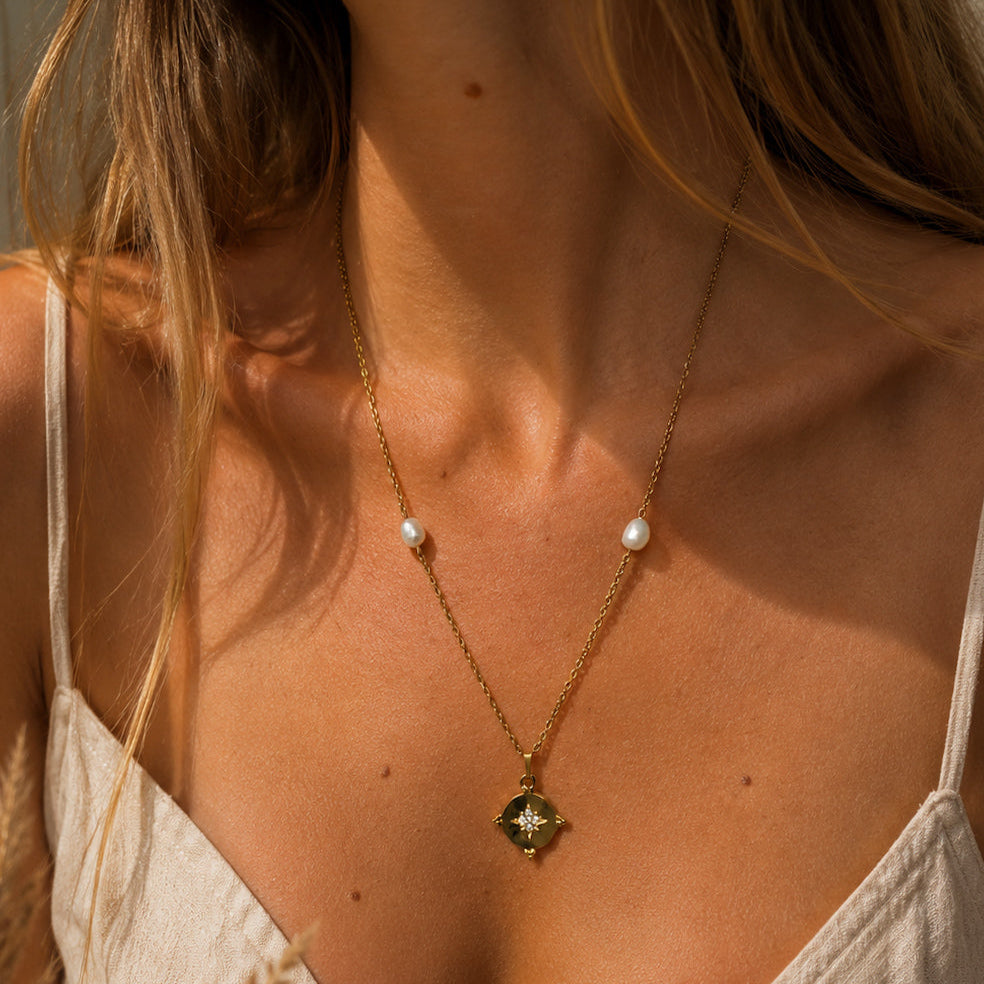 collier avec deux perle d'eau douce et pendentis étoile au centre en acier inoxydable et strass 