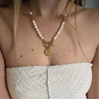 Collier doré avec perles d’eau douce et détails pendants, porté, Clyvia Bijoux