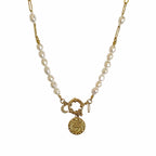 Collier femme en perles d’eau douce avec chaîne dorée, pendentif oeil et breloque lune sur fond blanc