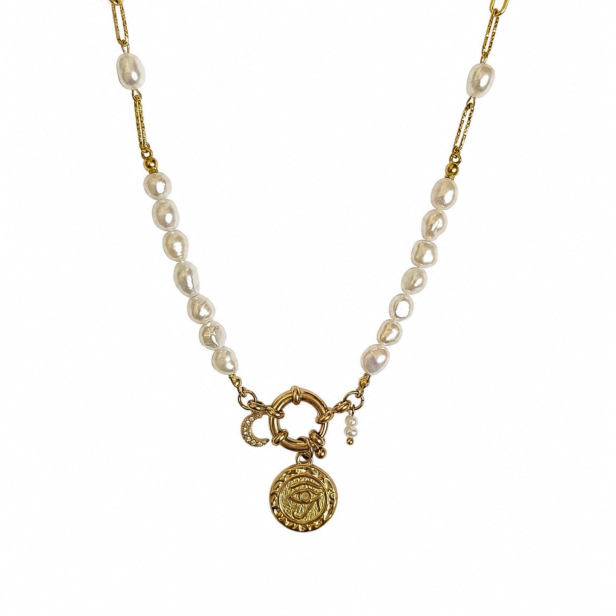 Collier femme en perles d’eau douce avec chaîne dorée, pendentif oeil et breloque lune sur fond blanc