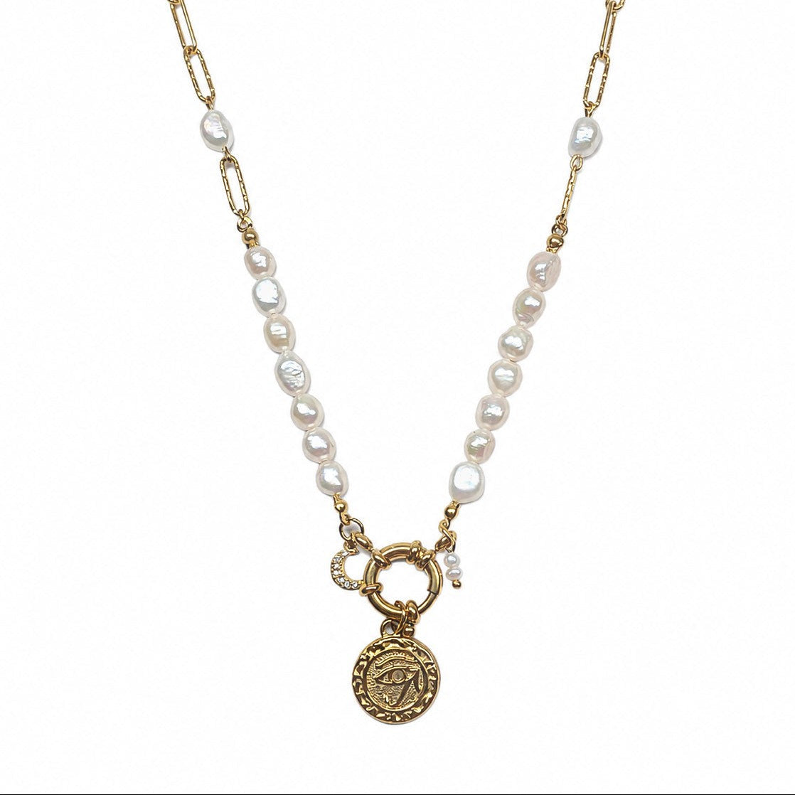 Collier femme en perles d’eau douce avec chaîne dorée, pendentif oeil et breloque lune sur fond blanc