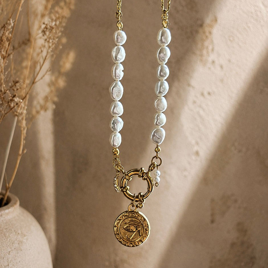 Collier long en perles d’eau douce et chaîne dorée avec pendentif oeil suspendu