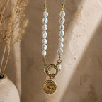 Collier long en perles d’eau douce et chaîne dorée avec pendentif oeil suspendu