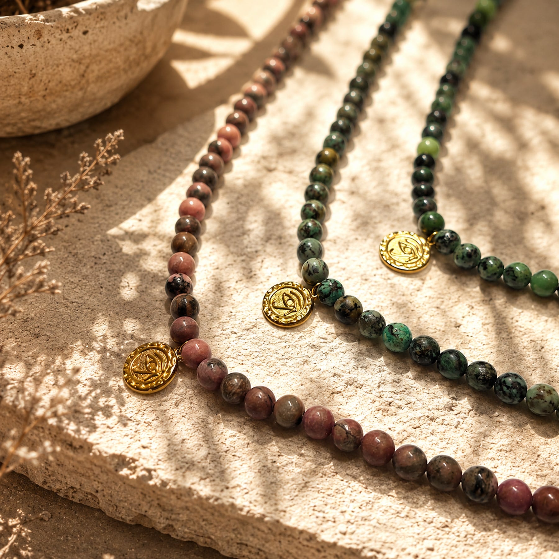 Collier en pierres naturelles médaille œil dorée