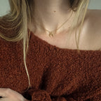 Collier ras de cou fin en acier inoxydable doré avec pendentif demi-lune, Clyvia Bijoux