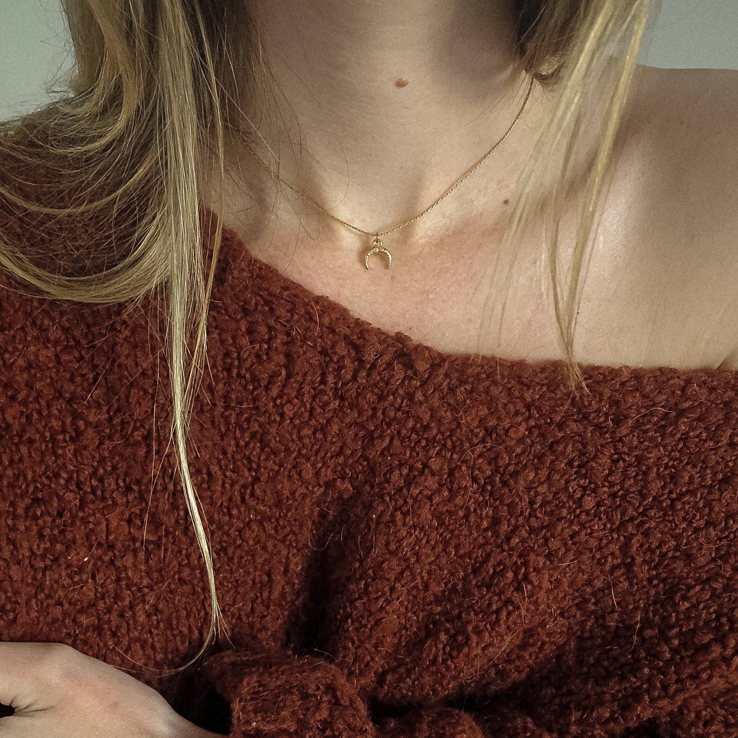 Collier ras de cou fin en acier inoxydable doré avec pendentif demi-lune, Clyvia Bijoux