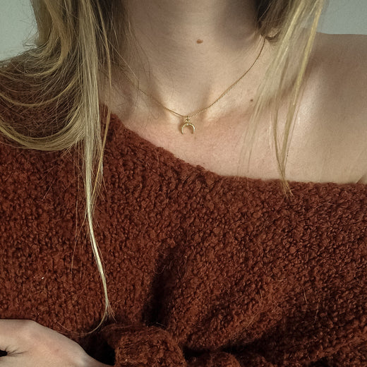 Collier ras de cou fin en acier inoxydable doré avec pendentif demi-lune, Clyvia Bijoux