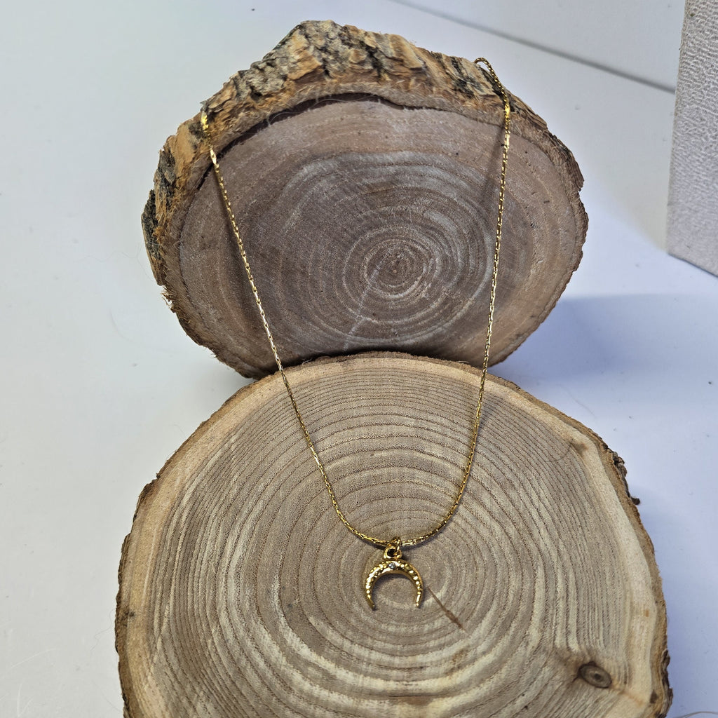 Collier ras de cou doré avec pendentif demi-lune porté près du cou, Clyvia Bijoux 