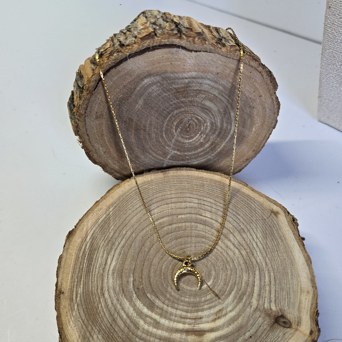 Collier ras-de-cou doré demi-lune porté près du cou, longueur 35 cm, Clyvia Bijoux