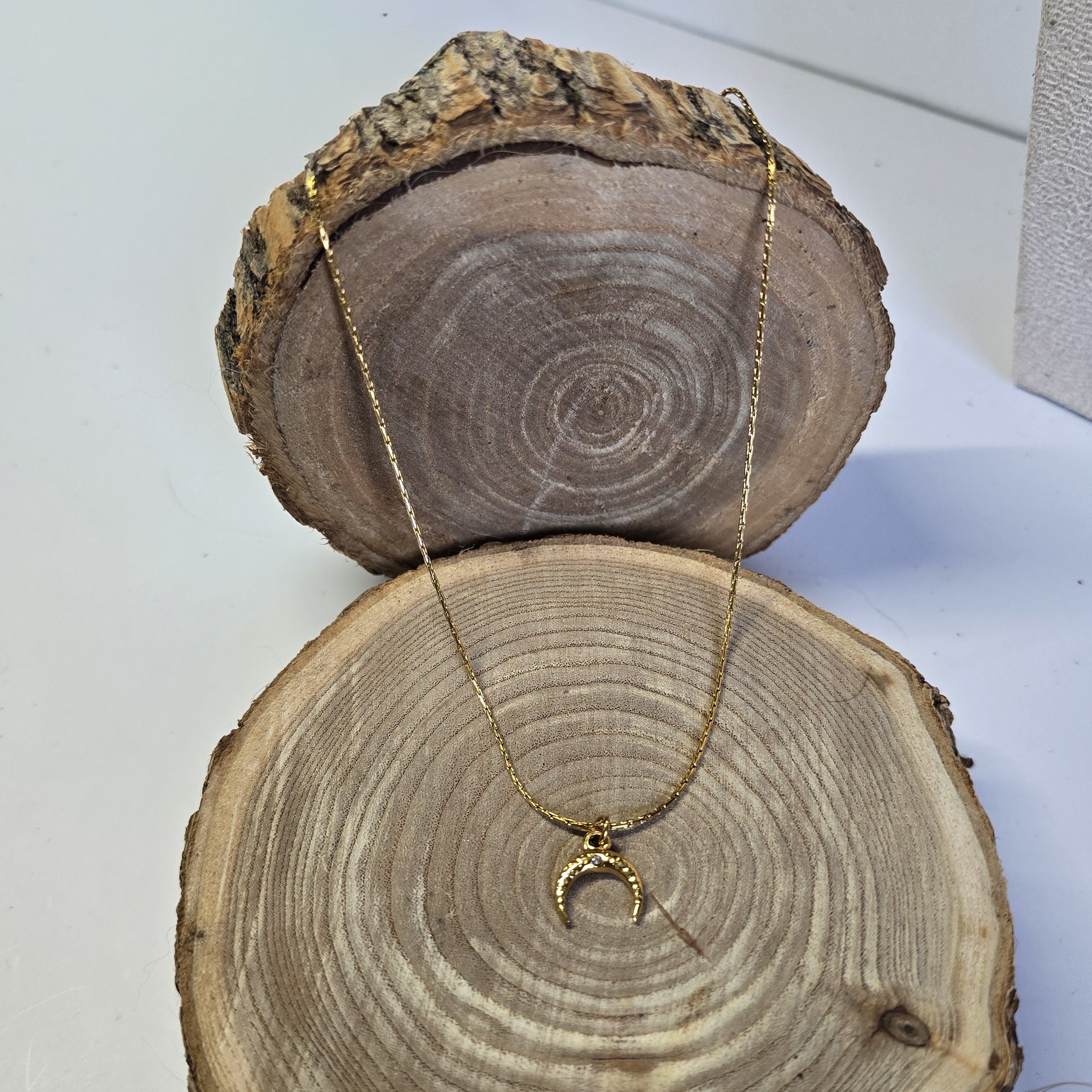 Collier ras de cou doré avec pendentif demi-lune porté près du cou, Clyvia Bijoux 