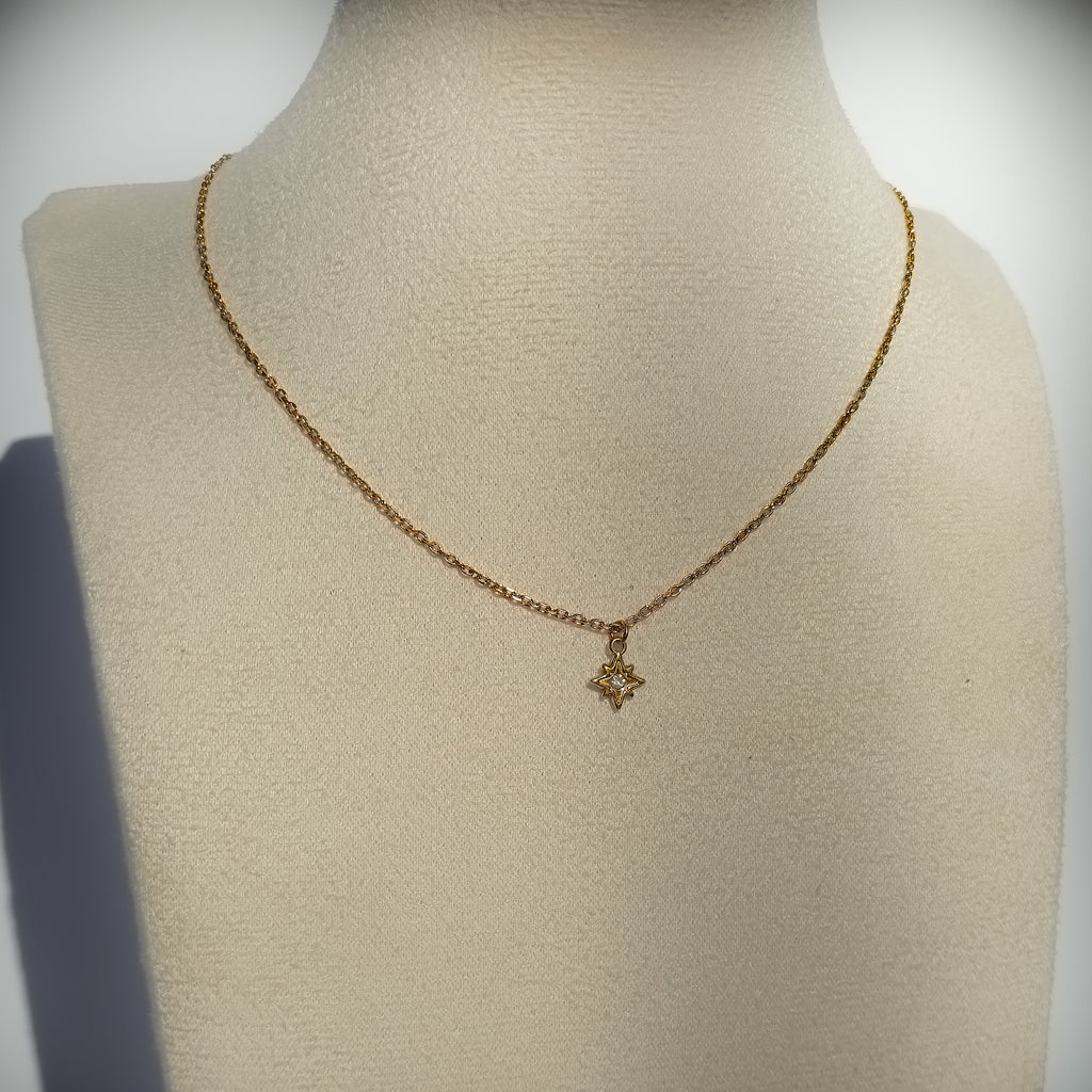Collier ras de cou doré avec étoile du Nord et oxyde de zirconium présenté sur buste