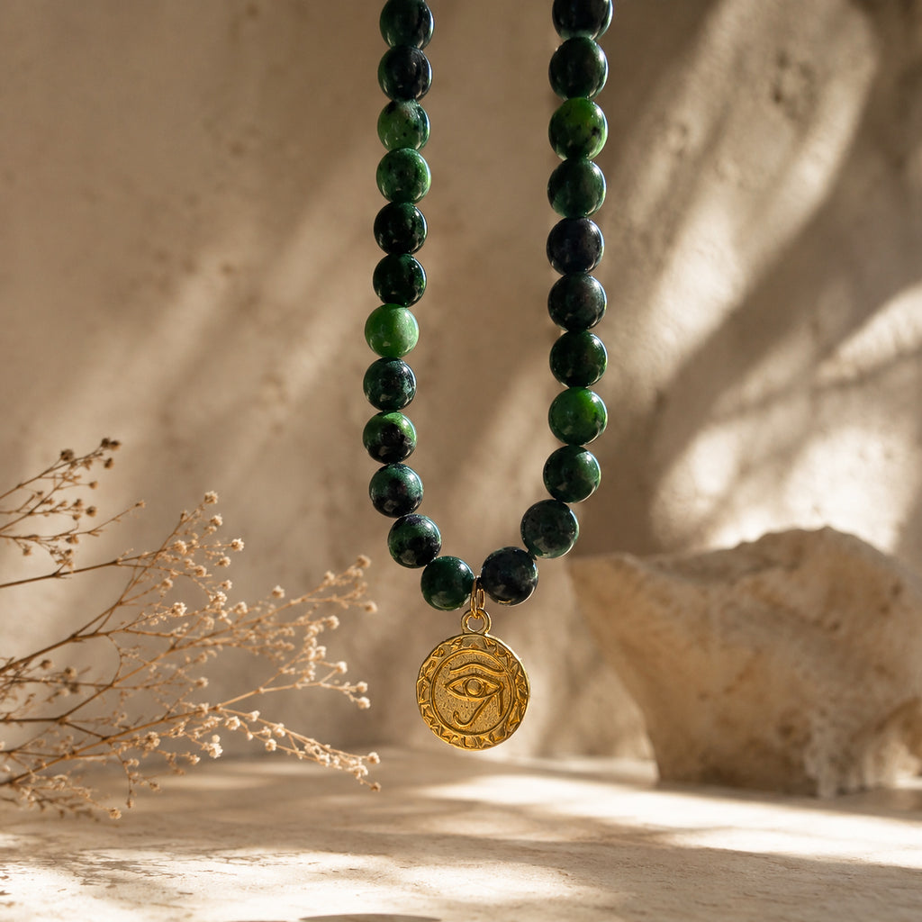 Collier en rubis zoïsite naturel avec médaille œil dorée en suspension