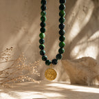 Collier en rubis zoïsite naturel avec médaille œil dorée en suspension
