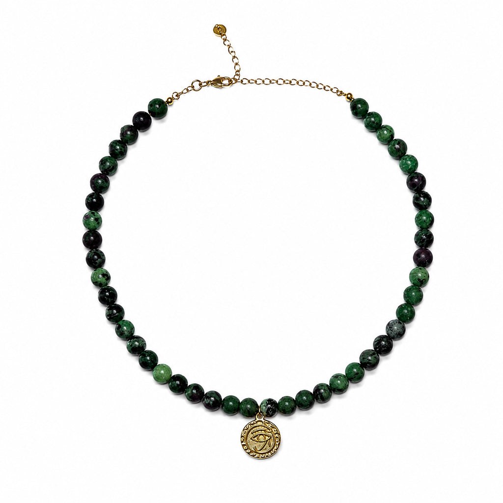 Collier en rubis zoïsite naturel avec médaille œil dorée sur fond blanc