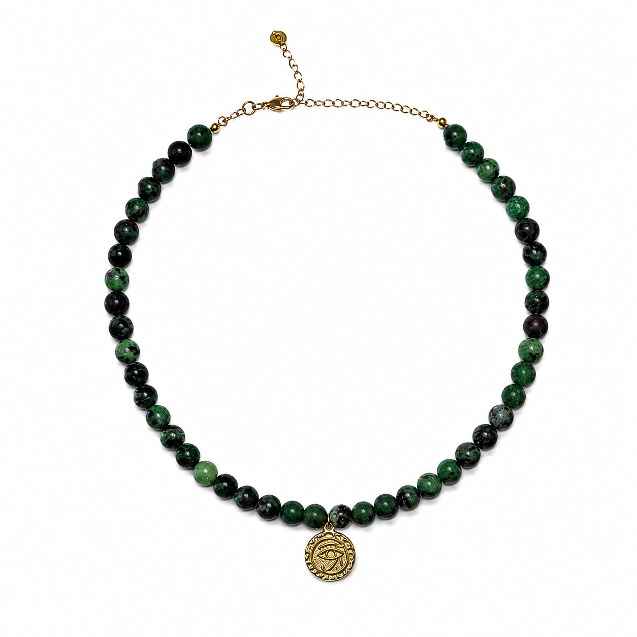 Collier en rubis zoïsite naturel avec médaille œil dorée sur fond blanc
