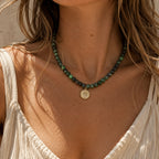 Collier en rubis zoïsite naturel avec médaille œil doré porté