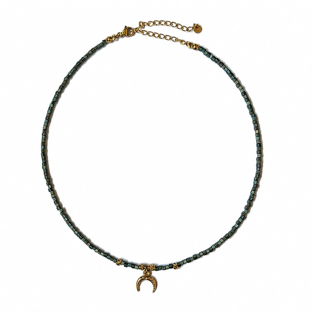 Collier ras-de-cou complet avec perles en verre irisées et chaîne d’extension dorée